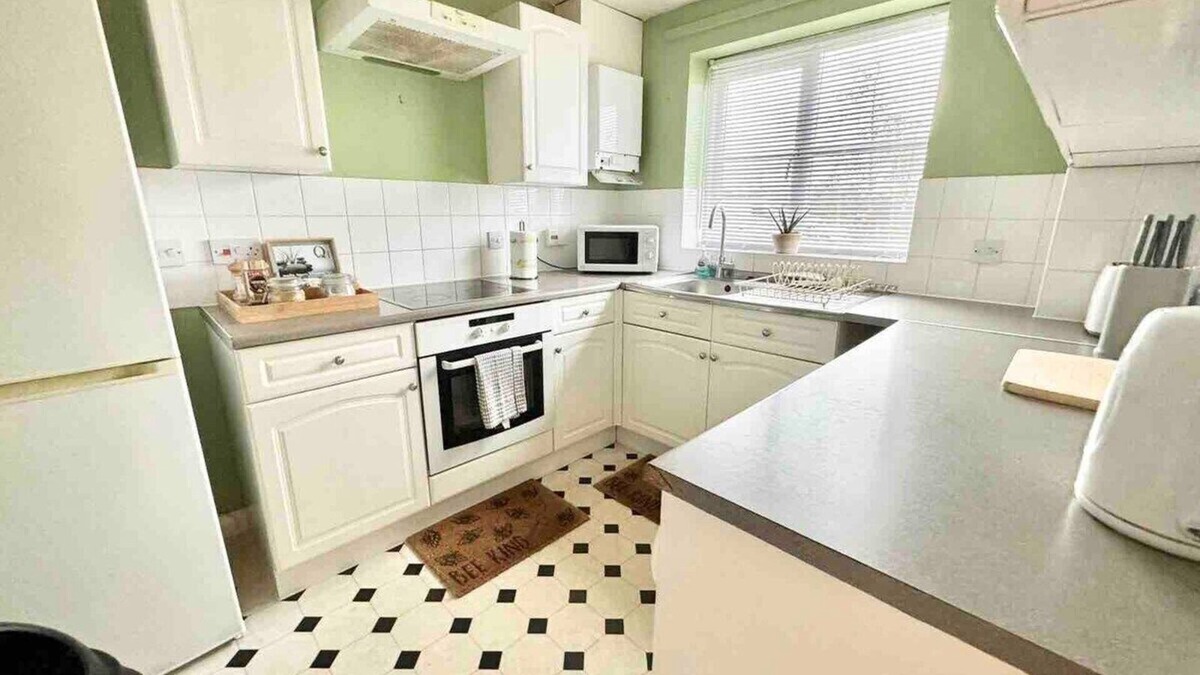 Willesborough House | The Willow - Cosy unique home in Ashford parking