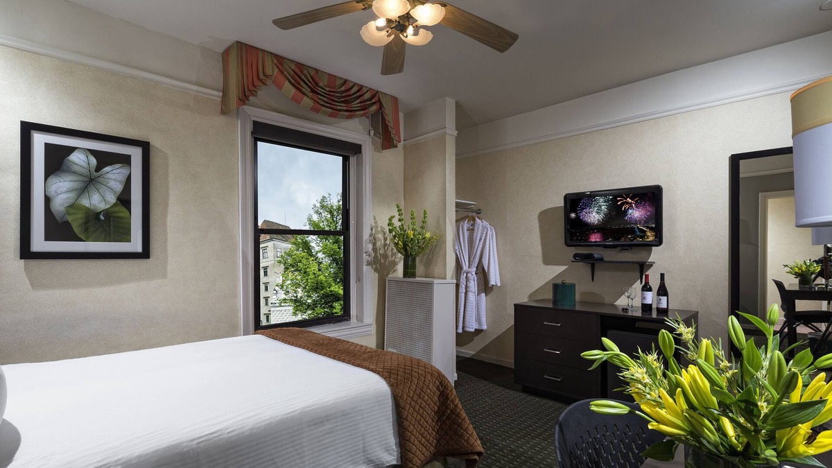 Lake View East Hotel | The Willows Hotel