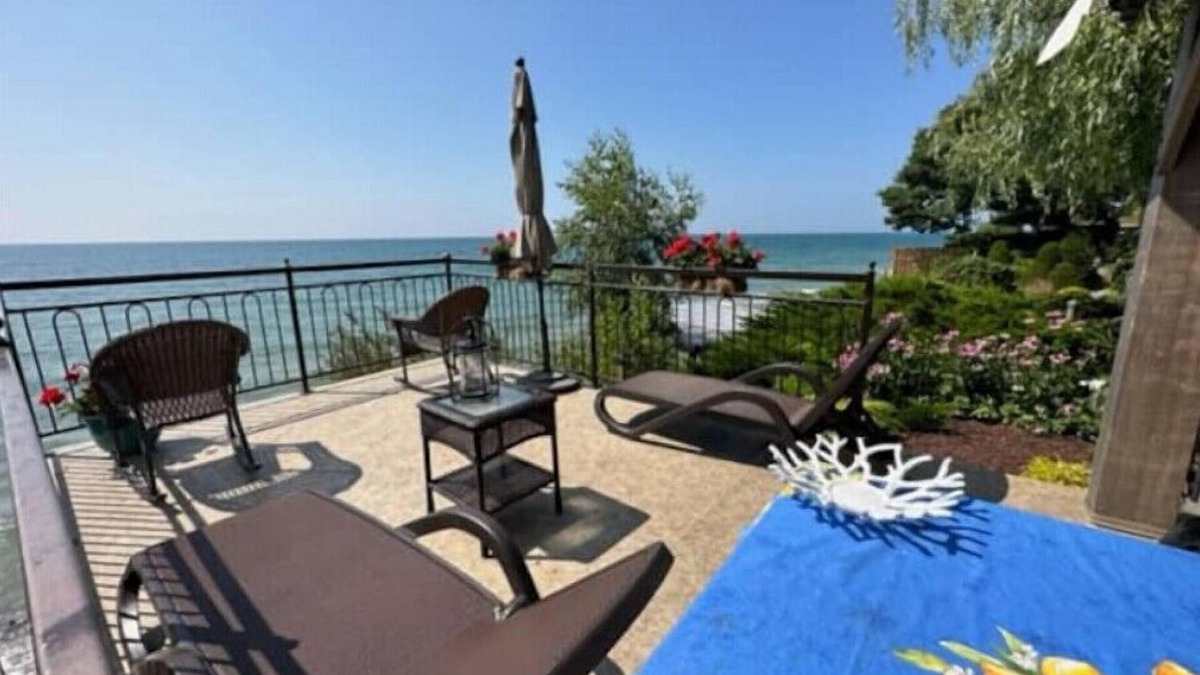 Cobourg Apartment | The Wind in the Willows - Luxury Lakefront Spa For Twon