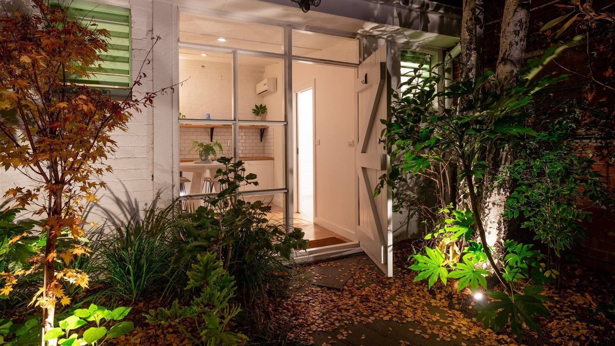 Windsor Apartment | The Windsor Stables renovated Studio Near Chapel st With Parking and Garden