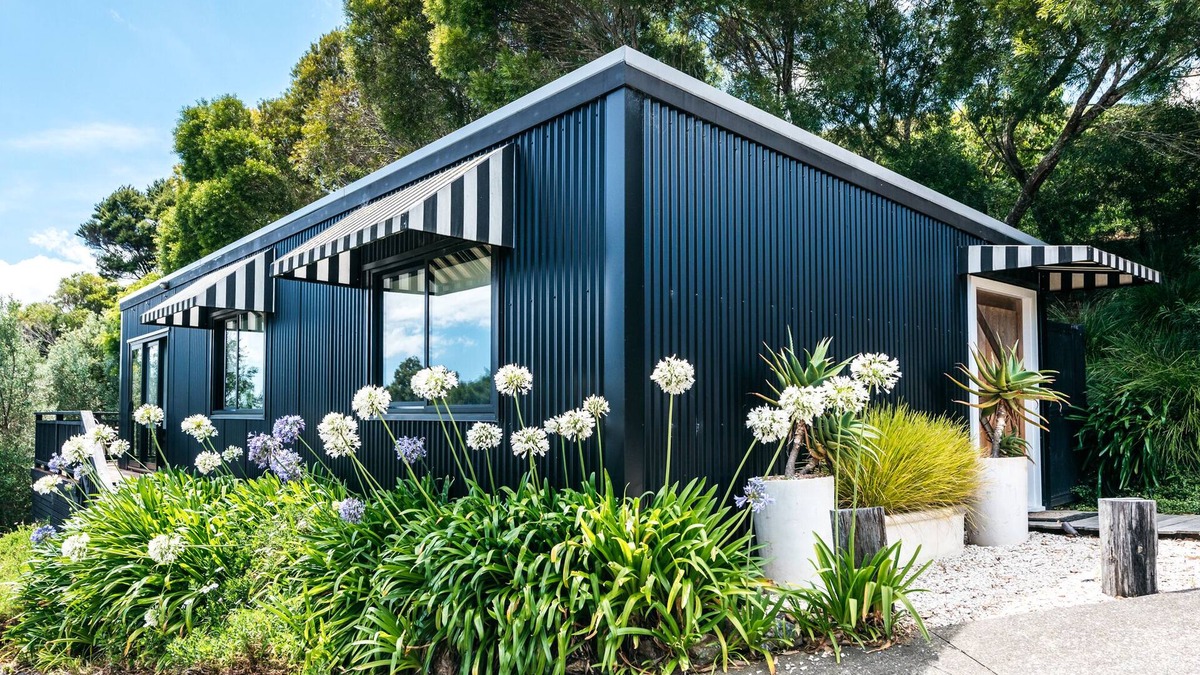 Omiha Cottage | THE WINEMAKERS COTTAGE | Coast & Country | WINTER DEAL - Stay for 3, Pay for 2