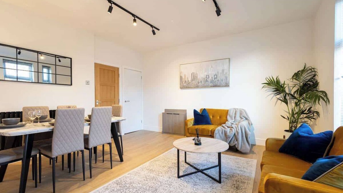 Withington Condo | The Withington 3Bed & 2Bath Close To Christies