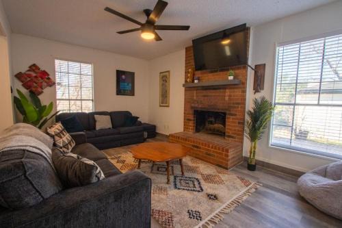 Fort Worth House | The Wonder Inn - Sleeps 11 near TCU