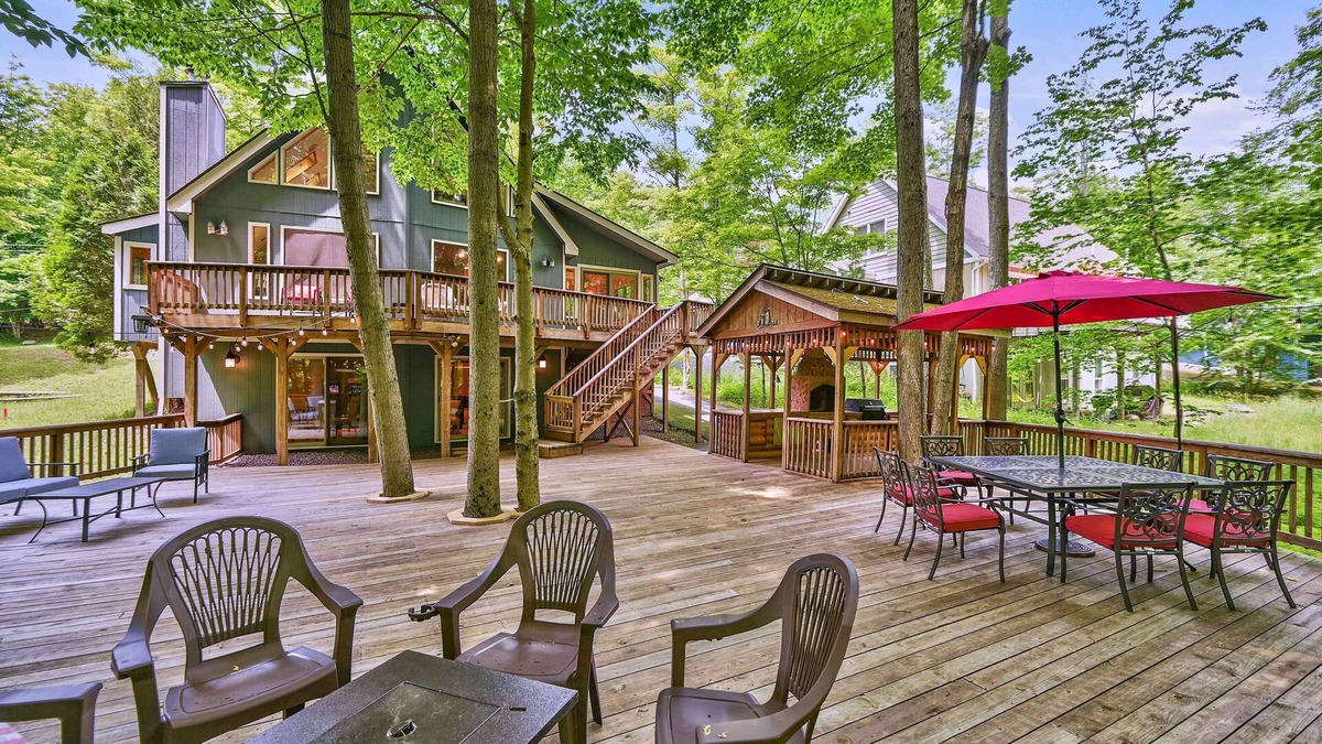Lake Ariel House | The Woodhill Hideout - All Season Family Fun