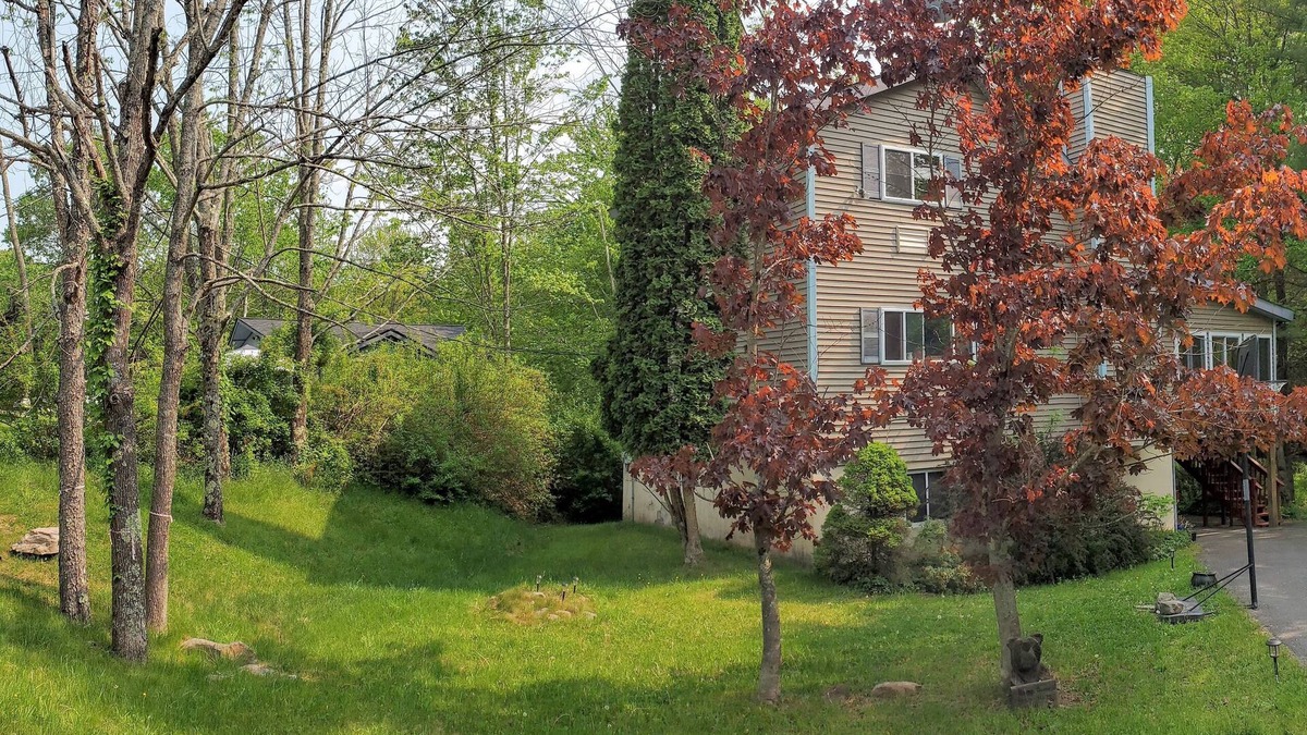 Lake Ariel House | The Woodland Hideout by the Lake features a private Hot Tub and Sauna