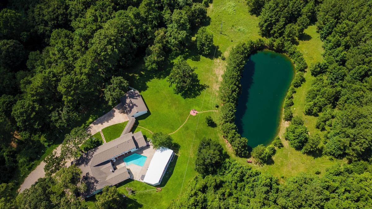 Magnolia House | 🌿 The Woodlands TX Retreat Sleeps 24 Pool Jacuzzi Lake