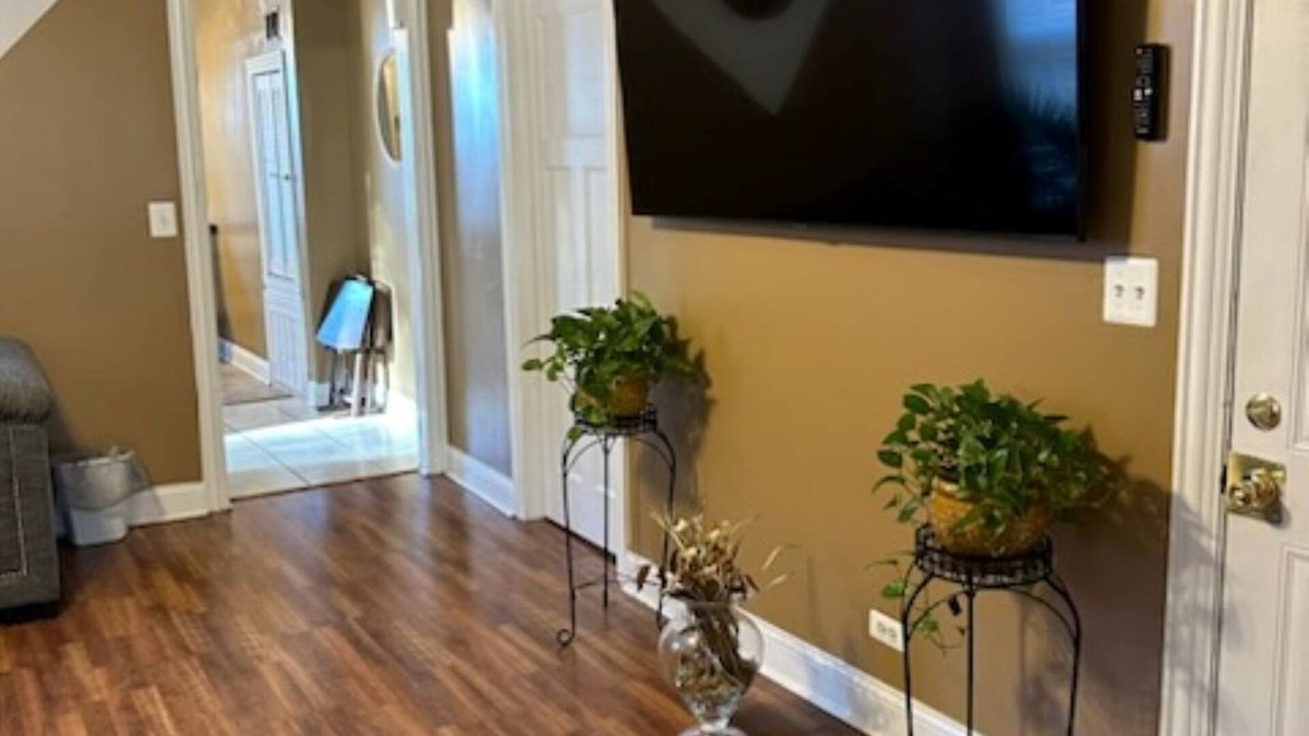Woodlawn Apartment | The Woodlawn Oasis is an absolutely beautiful newly rehabbed apartment!