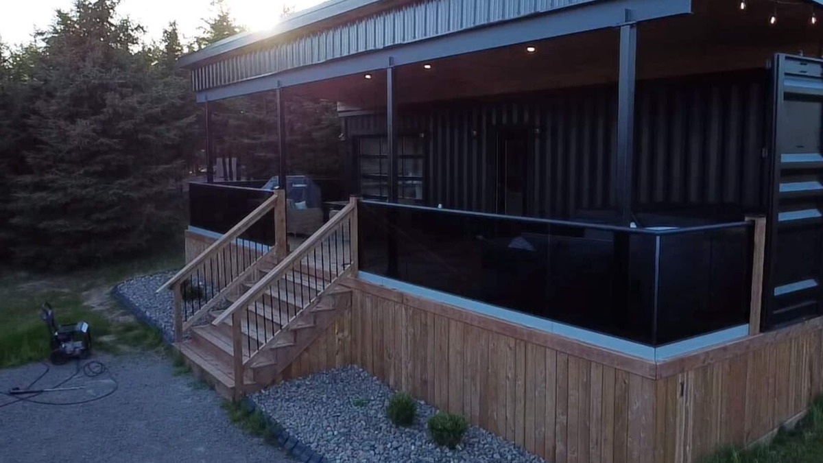 New Glasgow Cottage | The Woodlot Cabin # 1(Coyote Den) Hot tub , cold plunge close to Cavendish