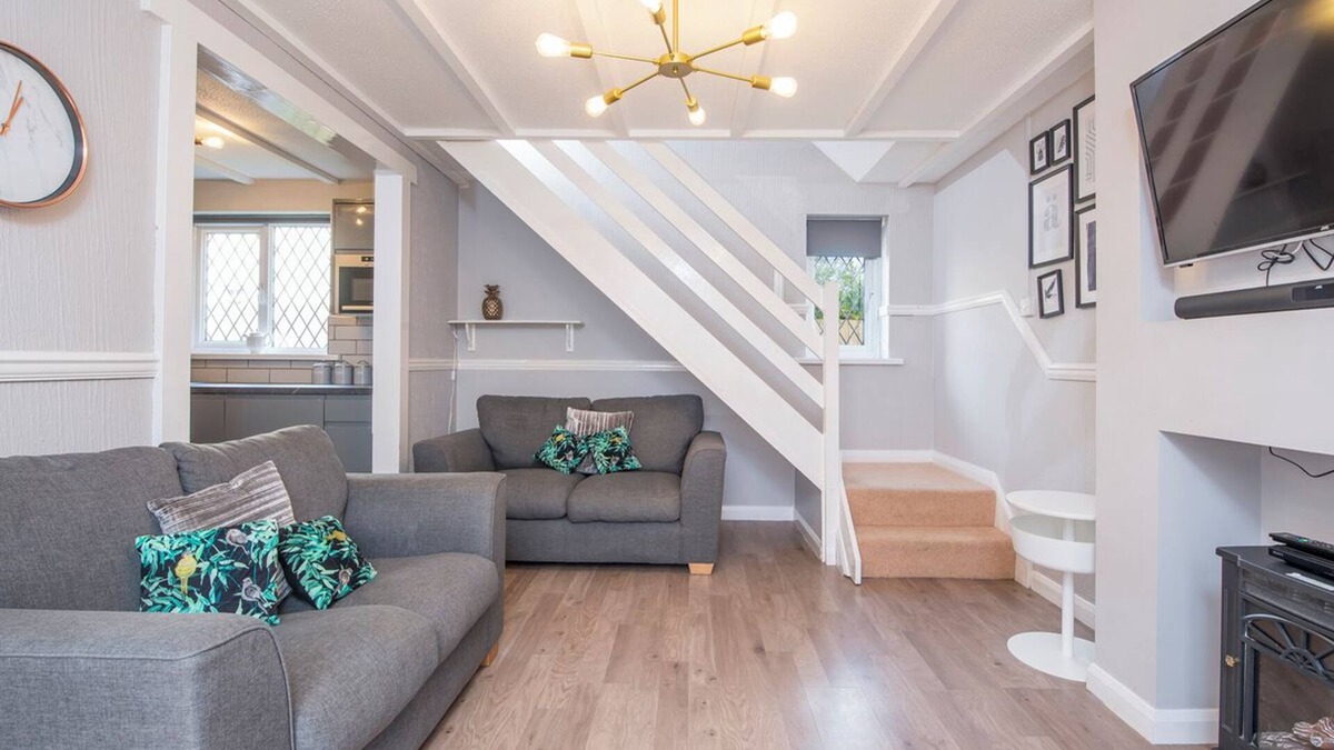 St. Florence Cottage | The Woolpack, Holiday Cottage Ivy Tower Village, St Florence, Sleeps 6, 3 bedrooms, bathrooms