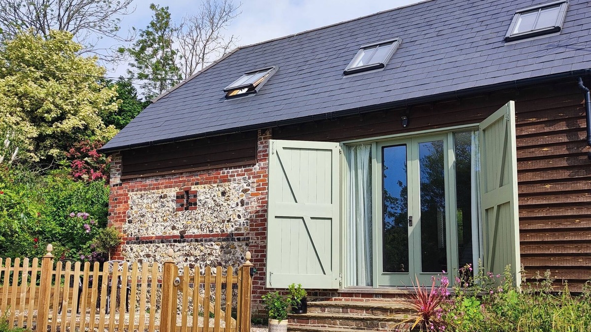 Etchinghill House | The Workshop - sleeps 2+1 guests in 1 bedroom. Set in a stunning AONB in Kent