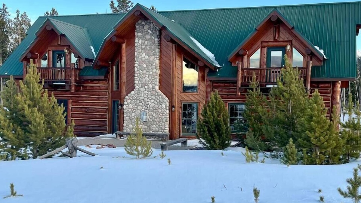 Dubois House | The Wyoming Lodge and Game Room