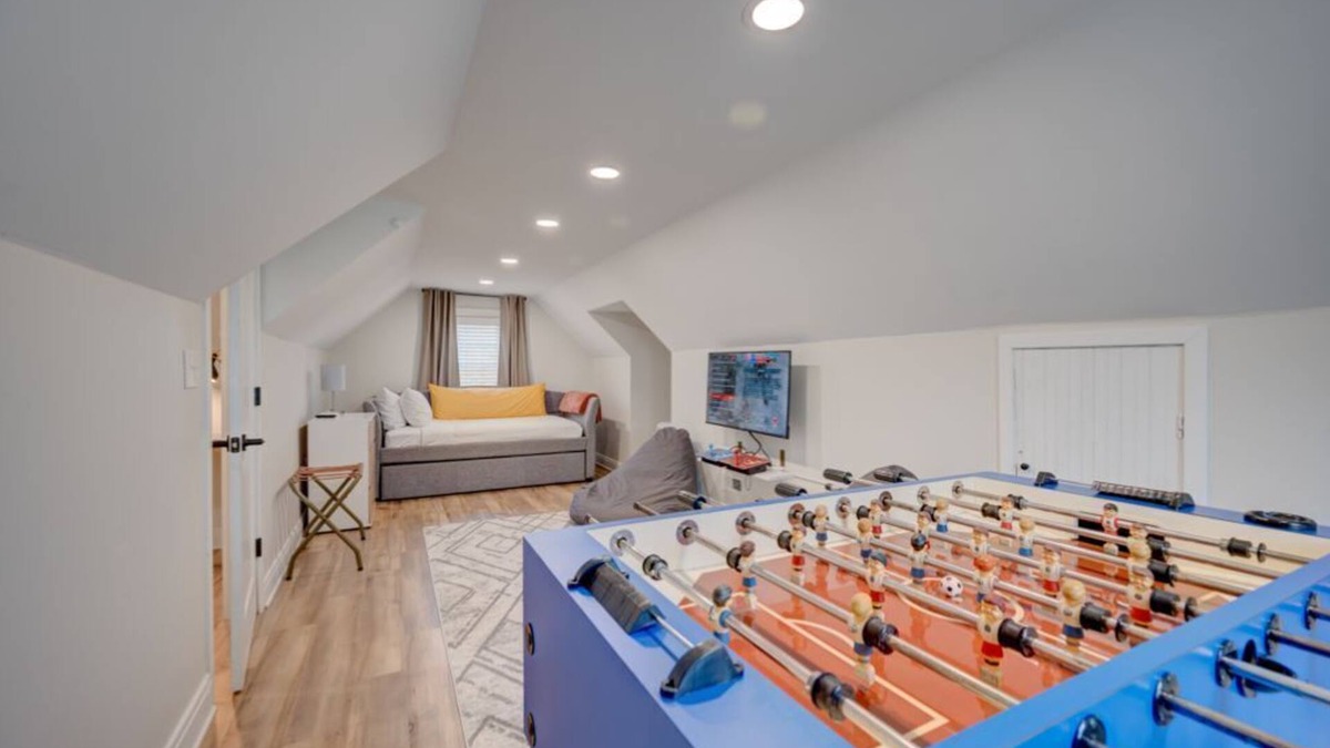 Prestonia House | The Yellow Door! 5 BR! Near the EXPO & Airport!