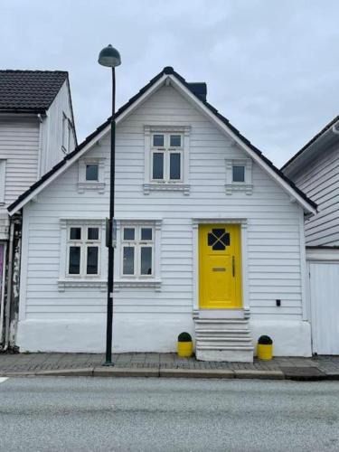 Stavanger Apartment | The yellow door