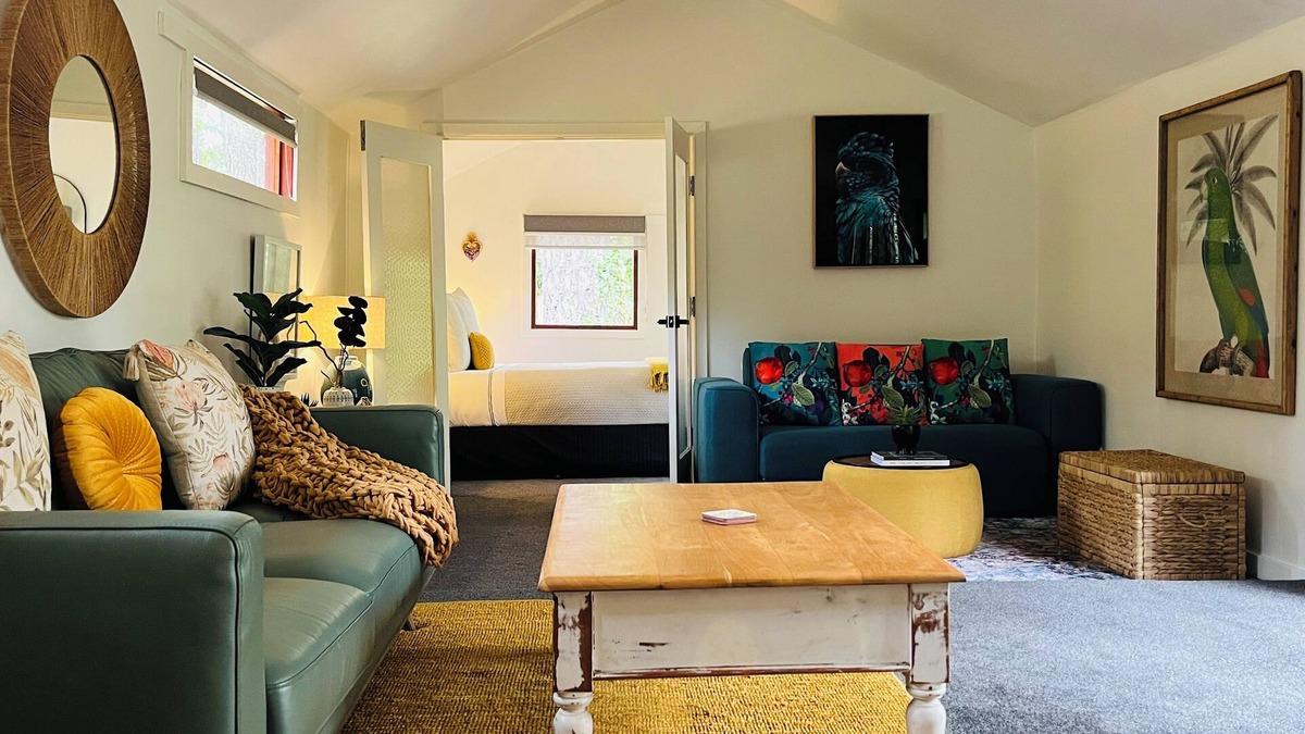 Sydney Cottage | The Yellow Feather Cottage - Enchanting & Private Romantic Stay!