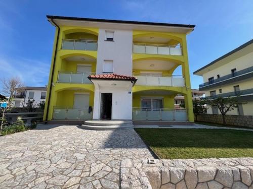 Milcetici Apartment | The Yellow House