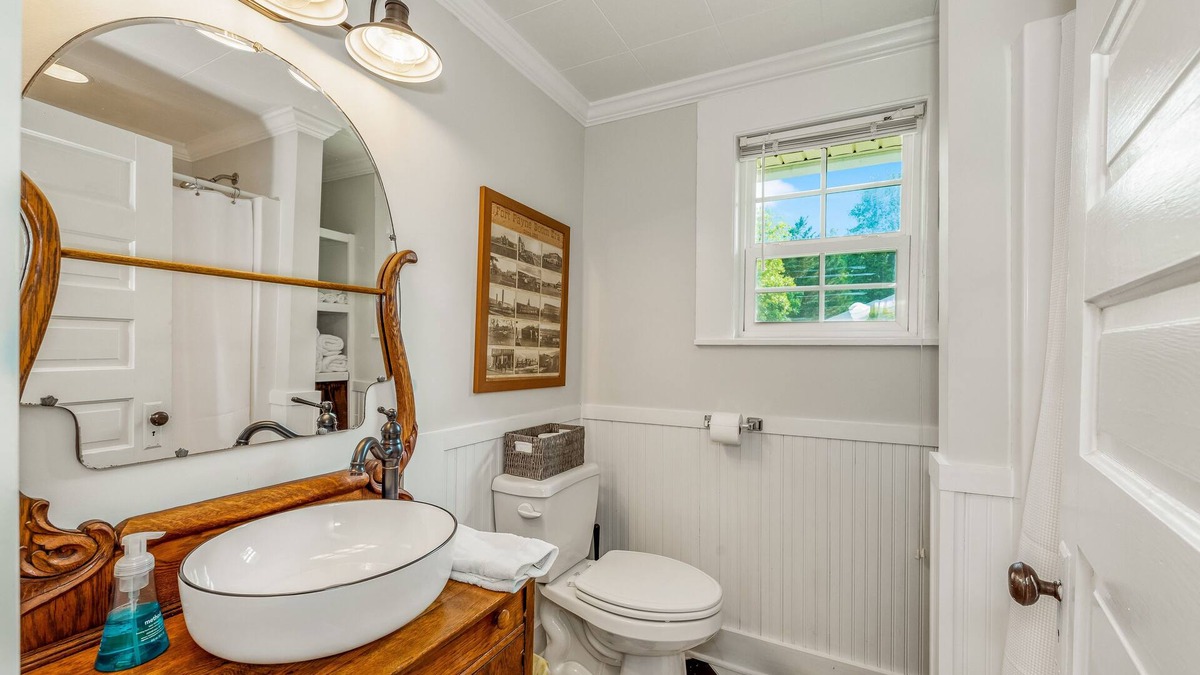 Fort Payne Cottage | The Yellowflower Historical Home in a Great Location!