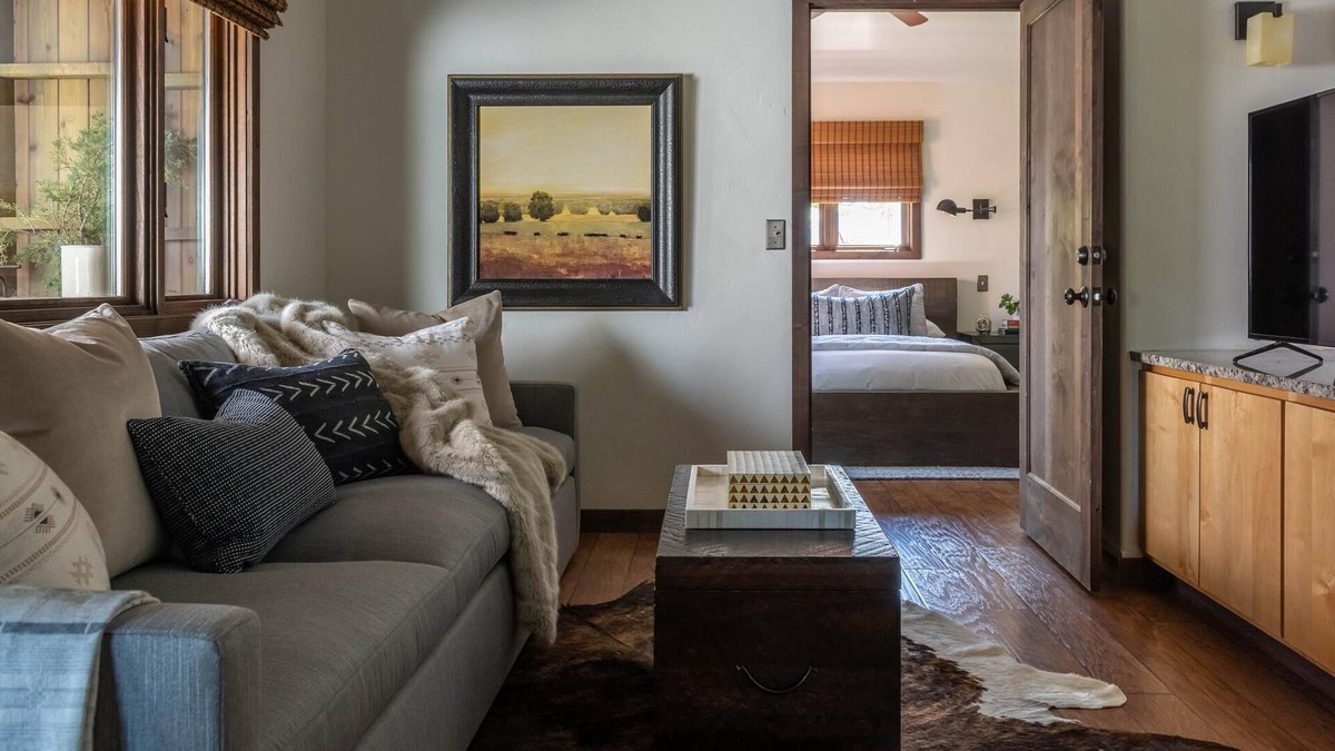 Emigrant House | The Yellowstone River, the beautiful Cutbow Suite and You