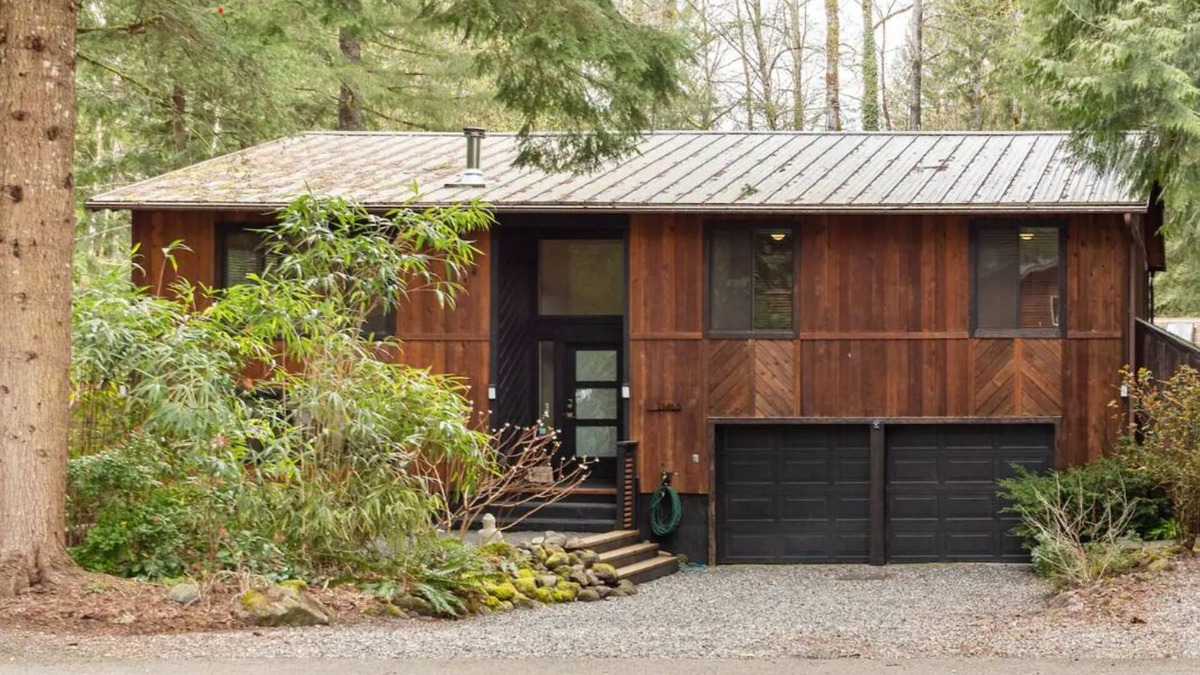 Mount Hood Village House | The Zen Den Modern Retreat Hot Tub & River Access