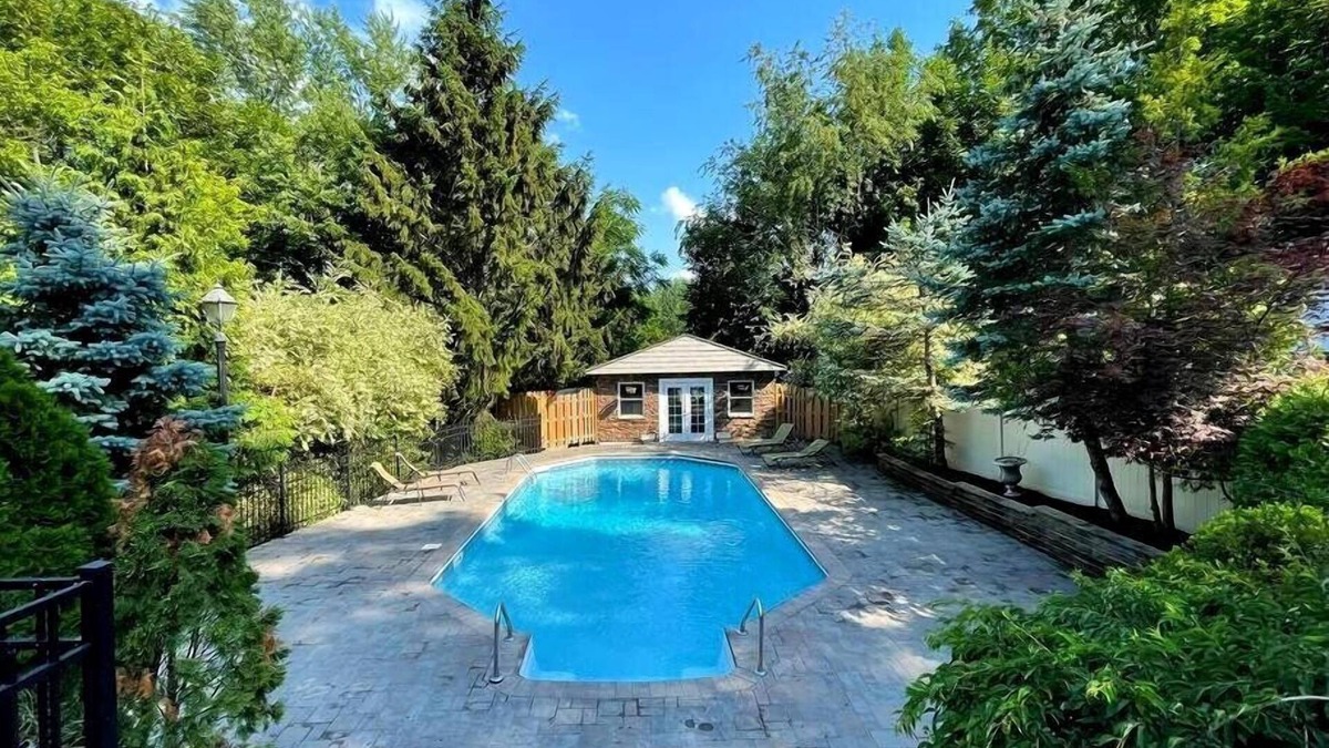 Goshen House | TheGoshenGetawaysHeatedPoolHotTubPetFriendlySki