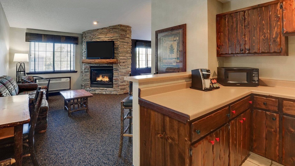 Johnston Hotel | Theme Suite w/Kitchenette & Dry Bar! Stoney Creek Des Moines, Parking