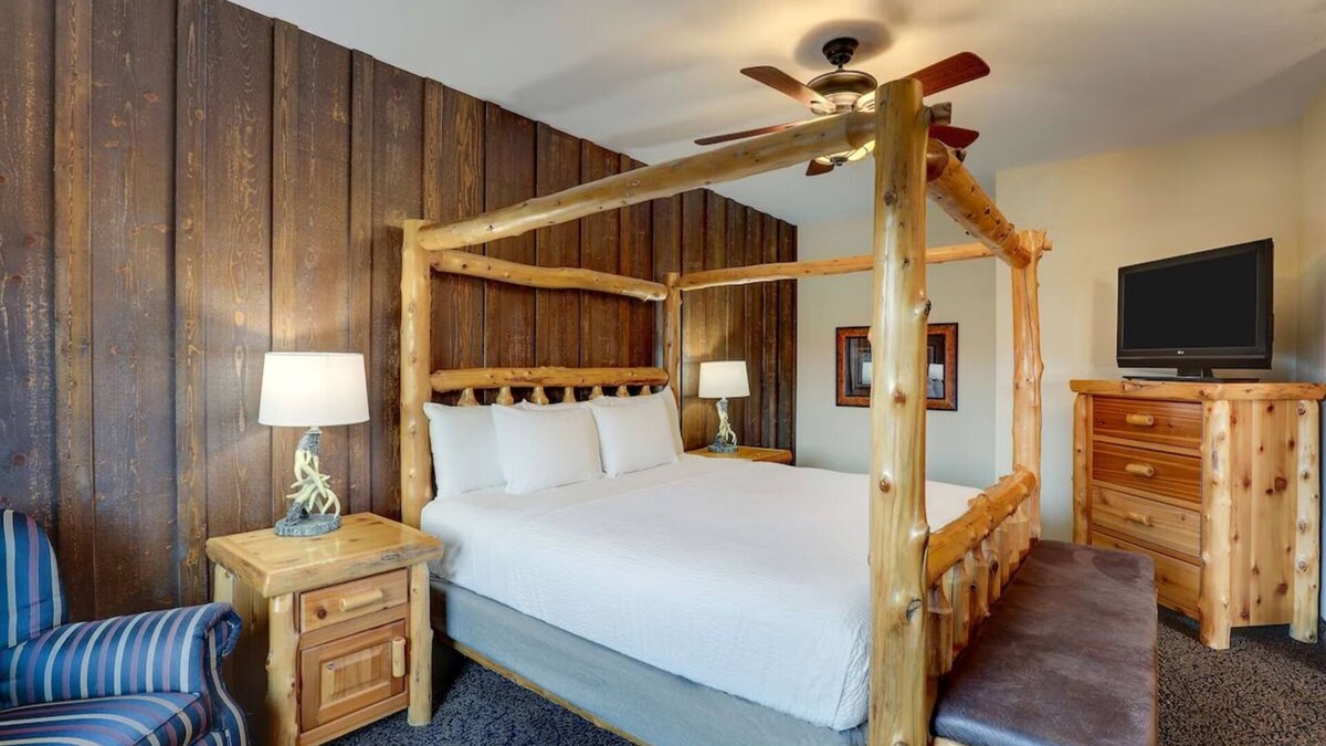 Sioux City Hotel | Theme Suite, Whirlpool, Stoney Creek, 1 King Bed, Fireplace, Pool