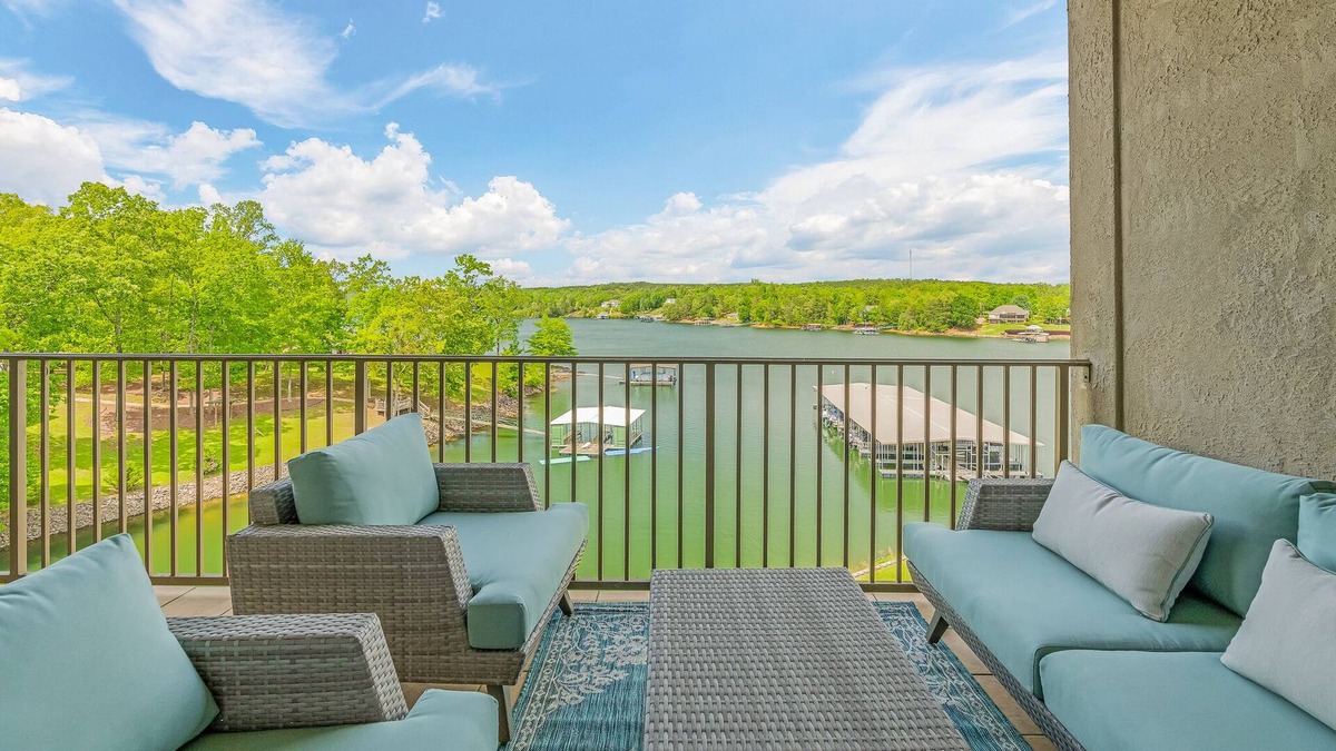 Jasper Condo | Third floor! Includes a private boat slip. Community pool!