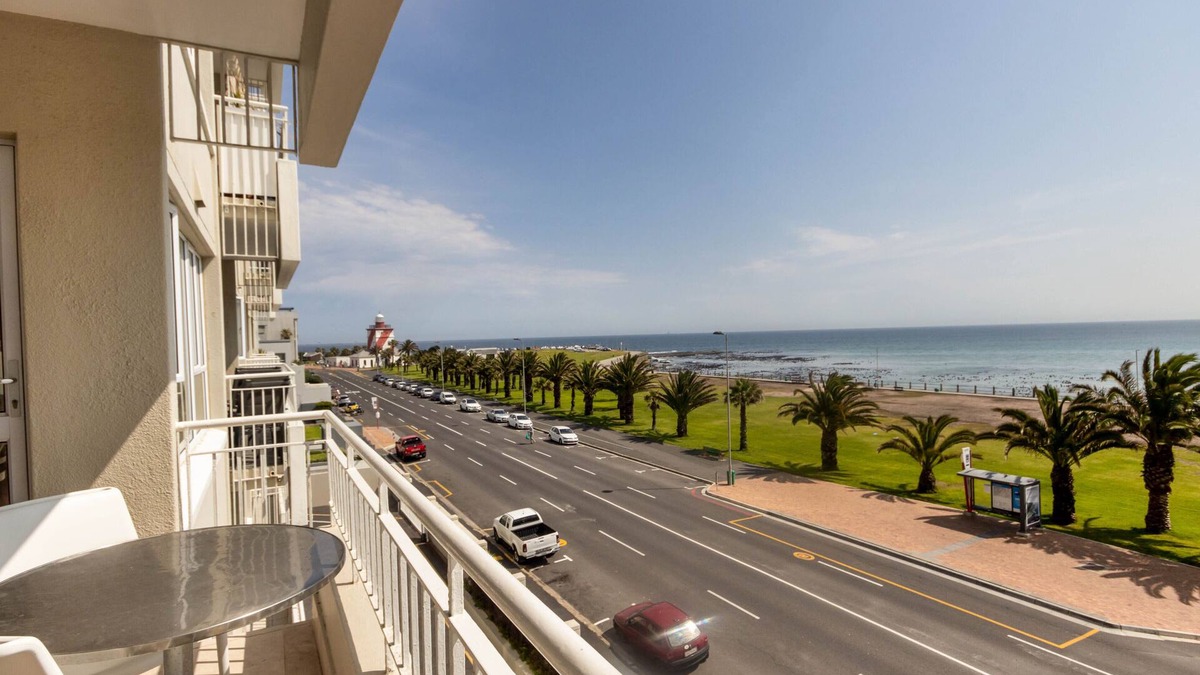 Mouille Point Apartment | Third floor sea facing 2 bedroom apartment with balcony