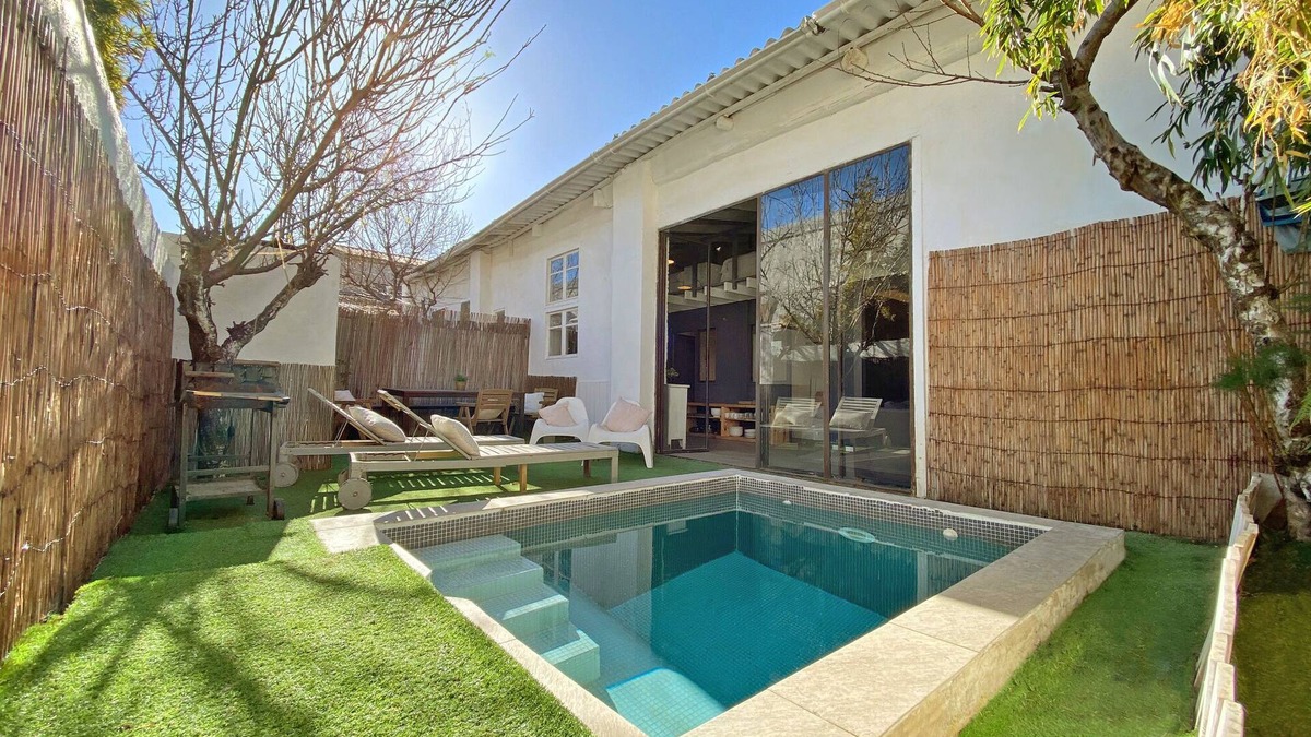 Sants-Montjuic Villa | This 4 + 1 bedroom and 3 bathroom dream house