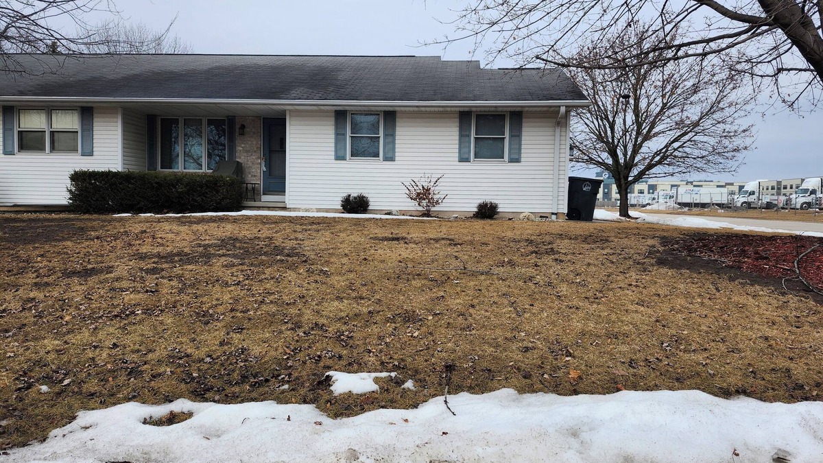 Green Bay House | This 5-bedroom house is under an hour drive to Lambeau Field.