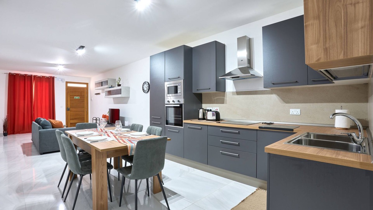 Qawra Apartment | This apartment is a 2 bedroom(s), 2 bathrooms, located in San Pawl il-Baħar, null.