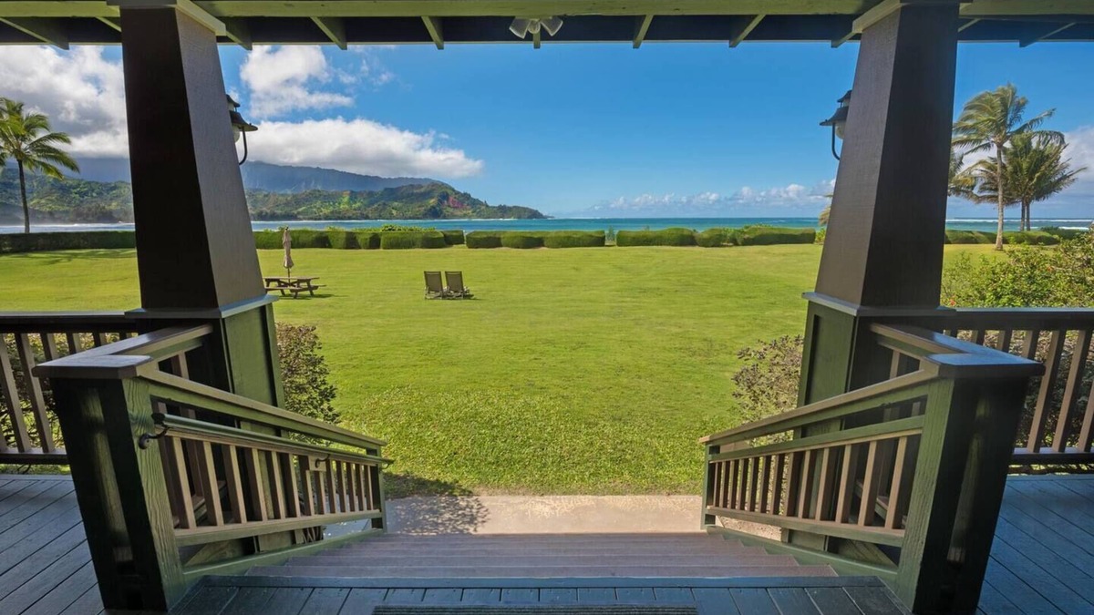 Hanalei House | This beautiful beachfront Hanalei Bay home is located steps from the sand