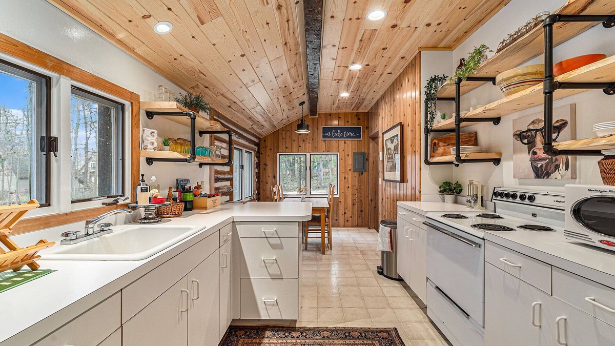 Harbor Springs Cabin | This cabin is a 2 bedroom(s), 1 bathrooms, located in Harbor Springs, MI.