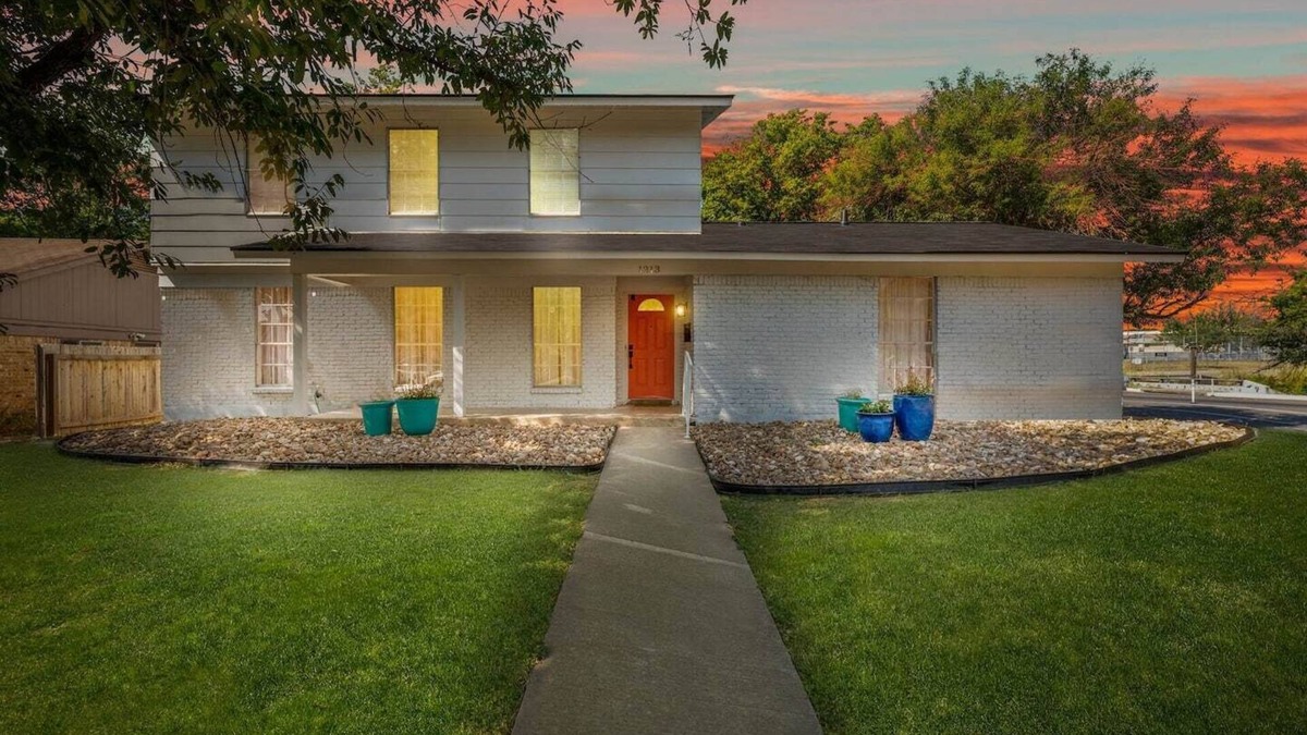 North Austin Civic Association House | This centrally located 4BR 2.5Bath home is complemented by vintage touches and amenities. Look no further if you are looking for an authentic Austin, TX home situated just a couple of minutes away from restaurants, shops, attractions, and landmarks.