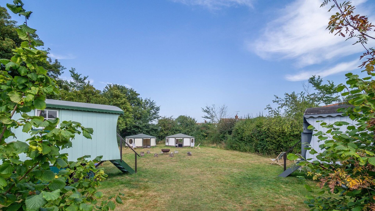 Brandeston Apartment | This cluster of two shepherds huts and two bell tents is a wonderful get away
