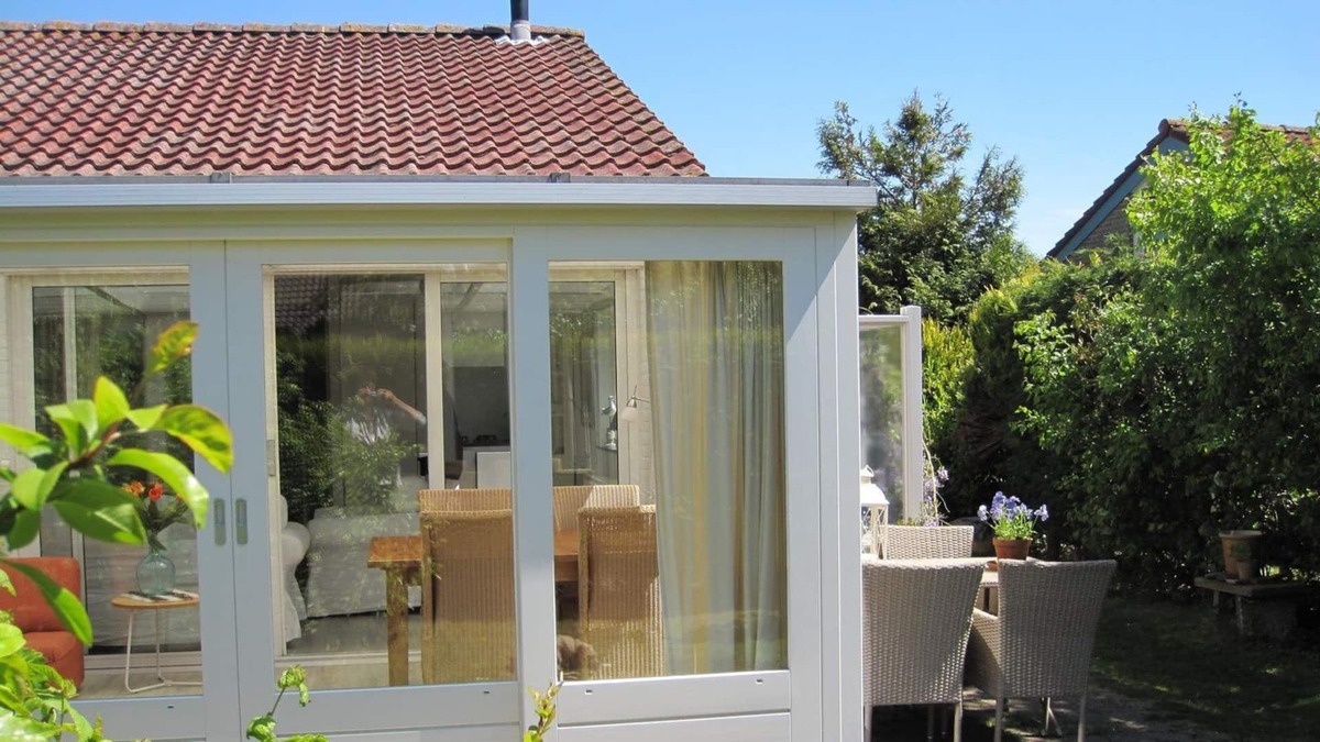 Egmond aan den Hoef House | This completely renovated and fresh bungalow is situated in a quiet park in Egmond aan den Hoef.