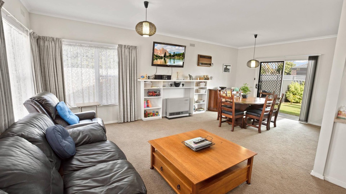Paynesville House | This cosy 3 bedroom home invites you in as soon as you open the door