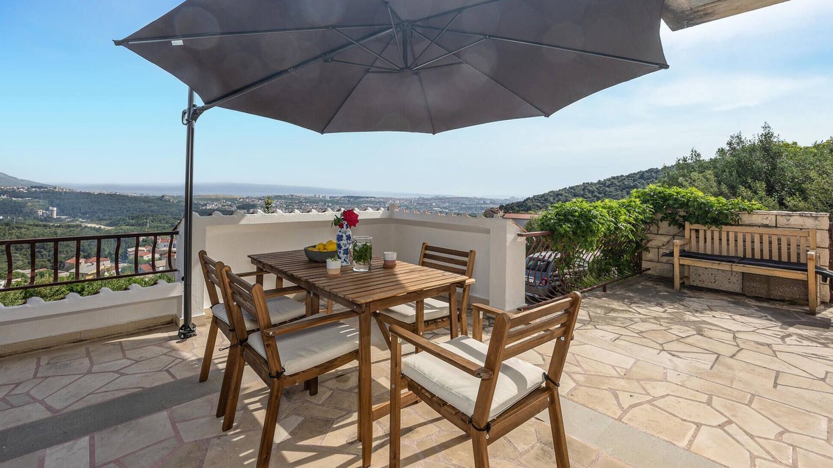 Solin Apartment | This cosy holiday apartment invites you to enjoy a relaxing holiday with a wonderful view.