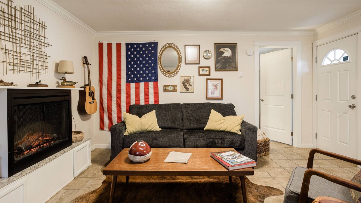 Central Point Cottage | This cottage is a 1 bedroom(s), 1 bathrooms, located in Gold Hill, OR.