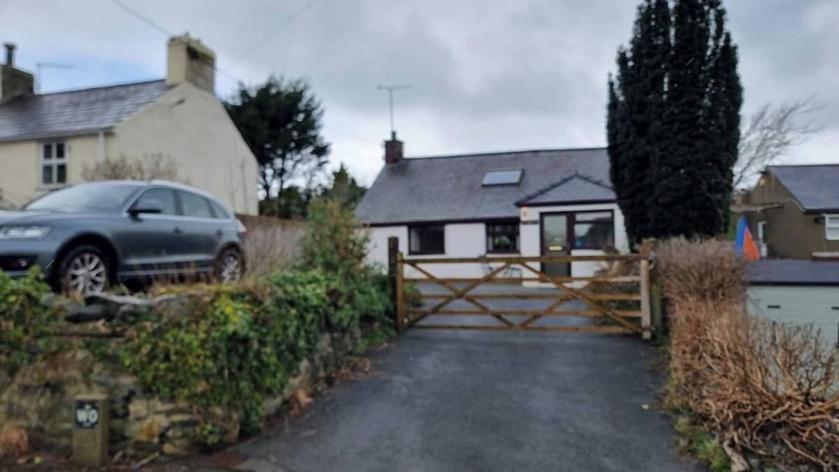 Edern Cottage | This cottage is located less than 1 mile from Morfa Nefyn beach, the Ty Coch pub