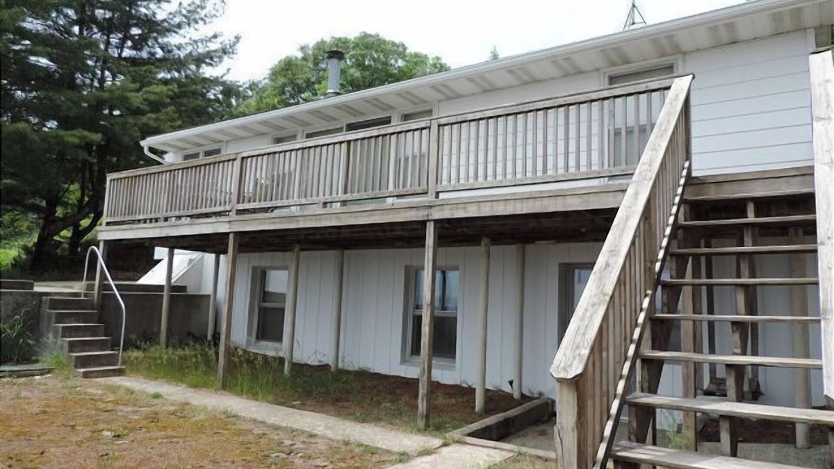 Ludington House | This Cottage offers dramatic views of Hamlin Lake with 150 feet of lakefront