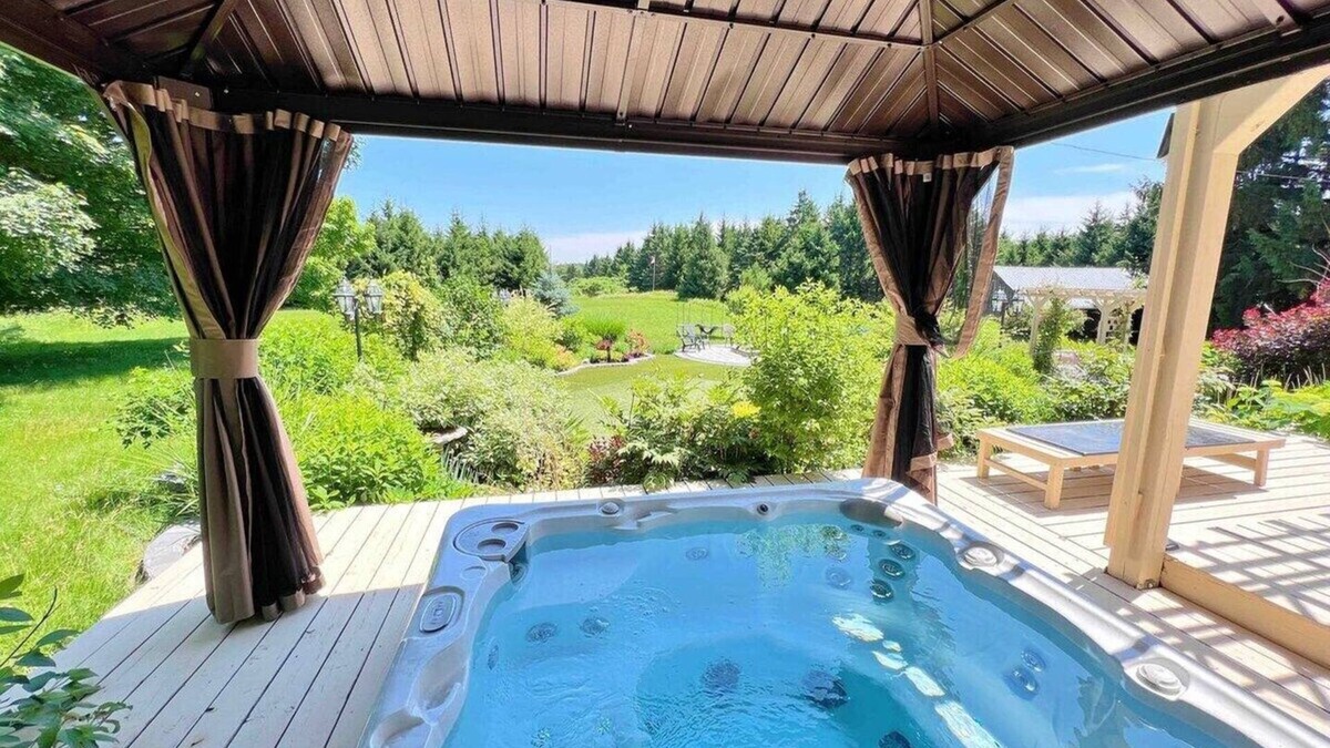 Uxbridge Ski Chalet | This cozy cottage offers a private hot tub, breathtaking forest views, and ultimate tranquillity