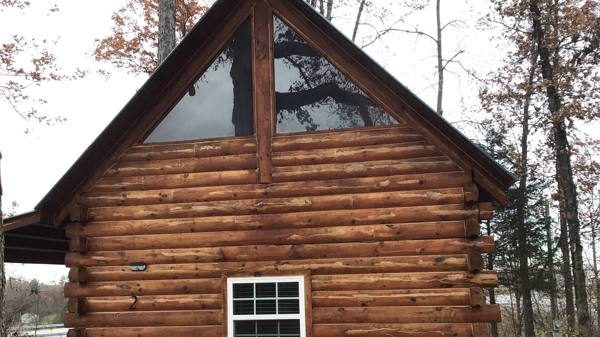Columbia Cabin | This cozy log cabin has a private entrance