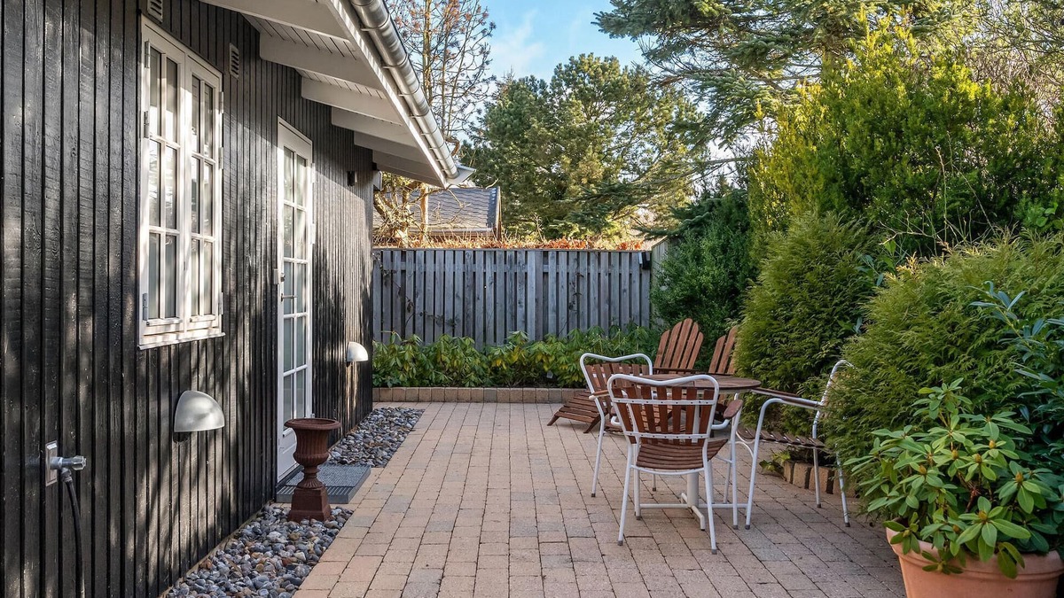 Hillerod House | This friendly and tasteful holiday home with whirlpool welcomes you on the banks of Arresø.