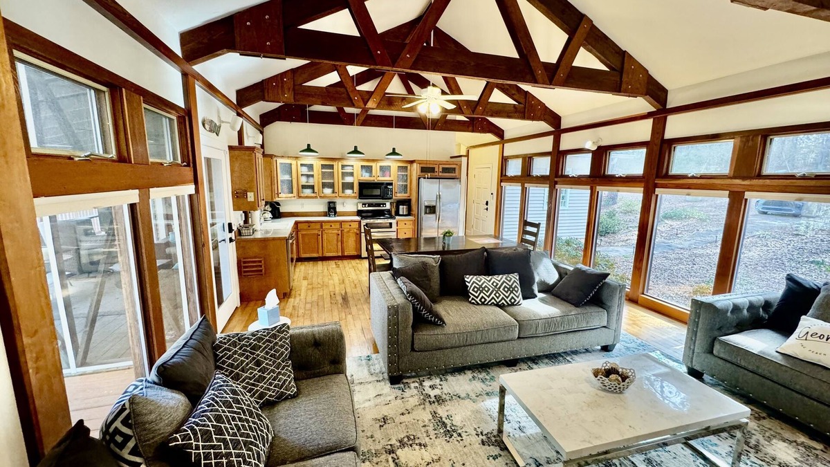 Hartwell House | This gorgeous lakefront home with beautiful seasonal views