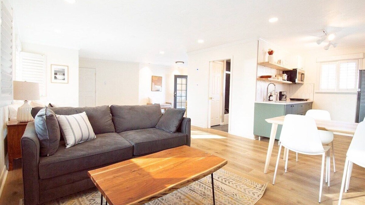 Barths House | This guest house is a 0 bedroom(s), 1 bathrooms, located in Wheat Ridge, CO.