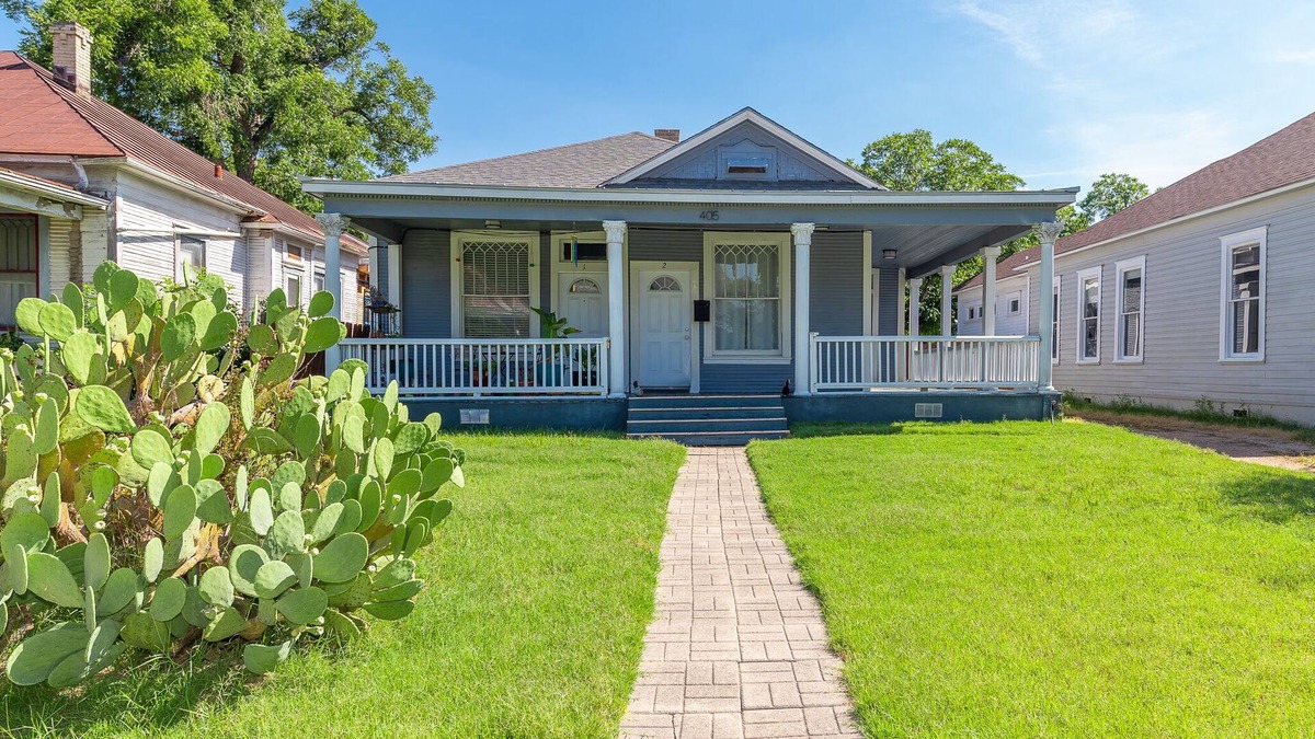 Main - Military Plaza House | This house is a 2 bedroom(s), 1 bathrooms, located in San Antonio, TX.