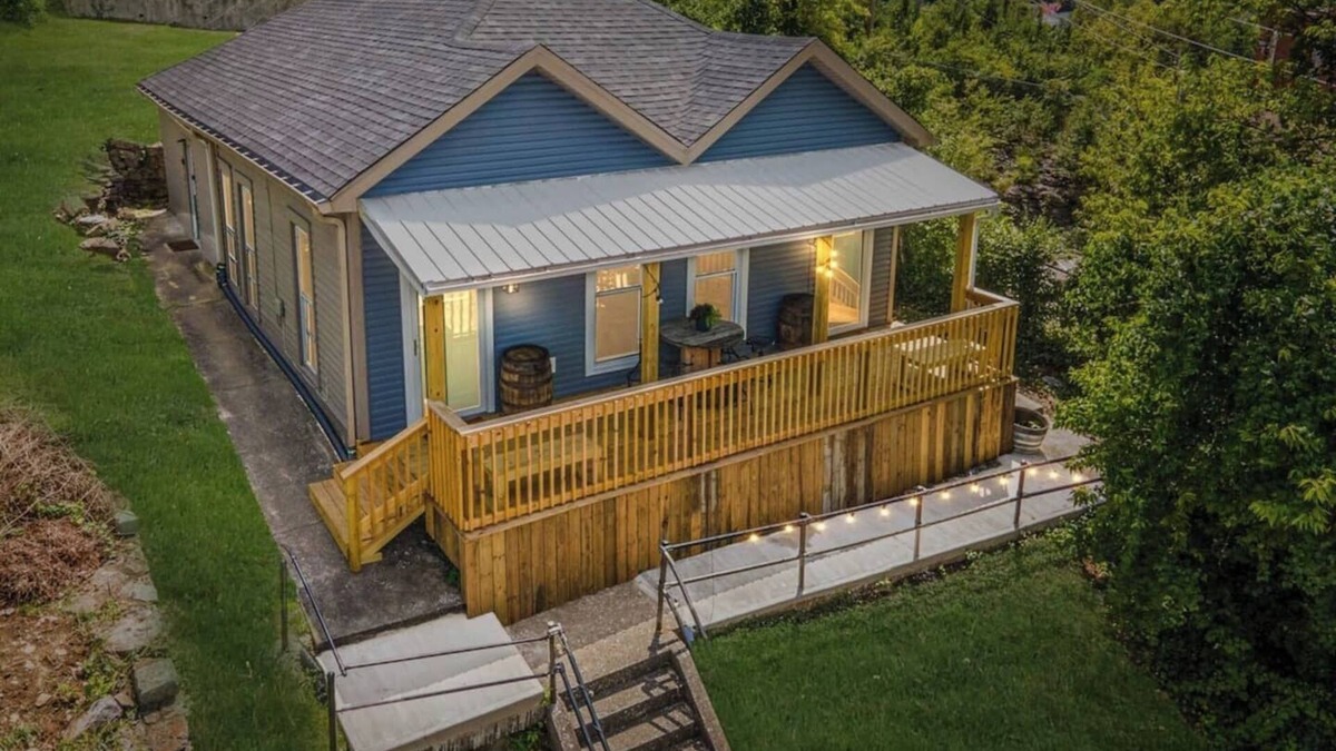 Frankfort House | This house is a 2 bedroom(s), 1 bathrooms, located in Frankfort, KY.