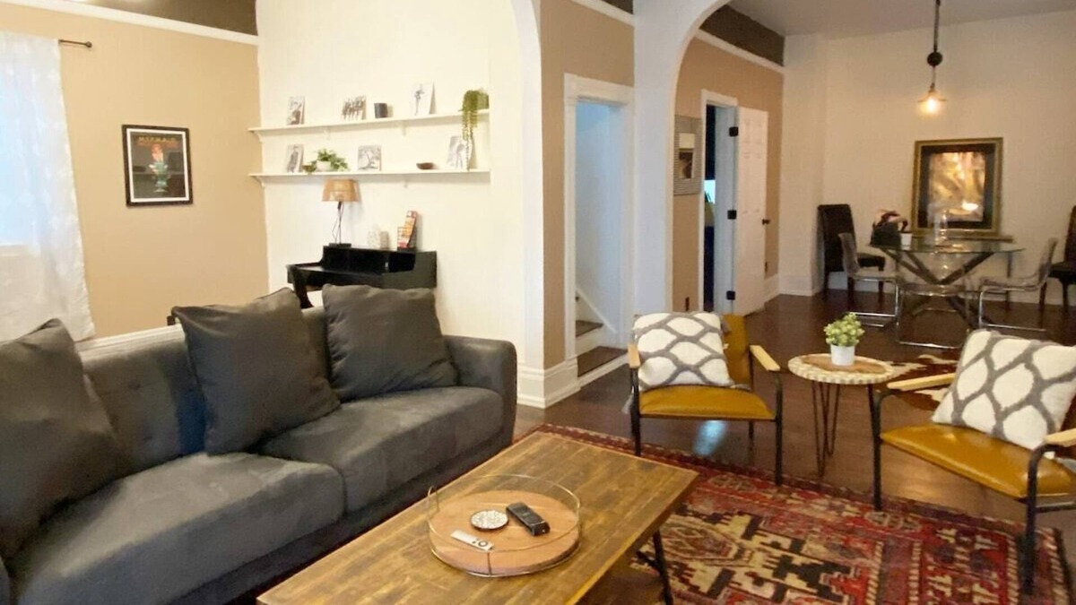 Whittier House | This house is a 2 bedroom(s), 2 bathrooms, located in Denver, CO.