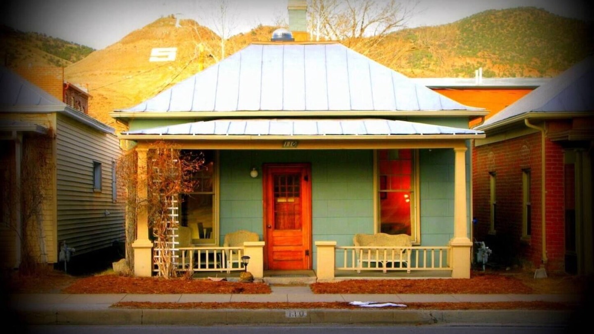 Salida House | This house is a 2 bedroom(s), 1 bathrooms, located in Salida, CO.