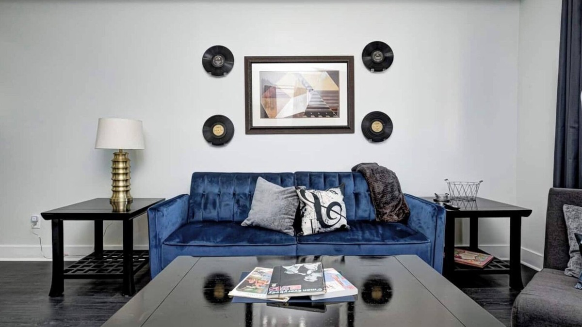Fountain Square House | This house is a 2 bedroom(s), 2 bathrooms, located in Indianapolis, IN.
